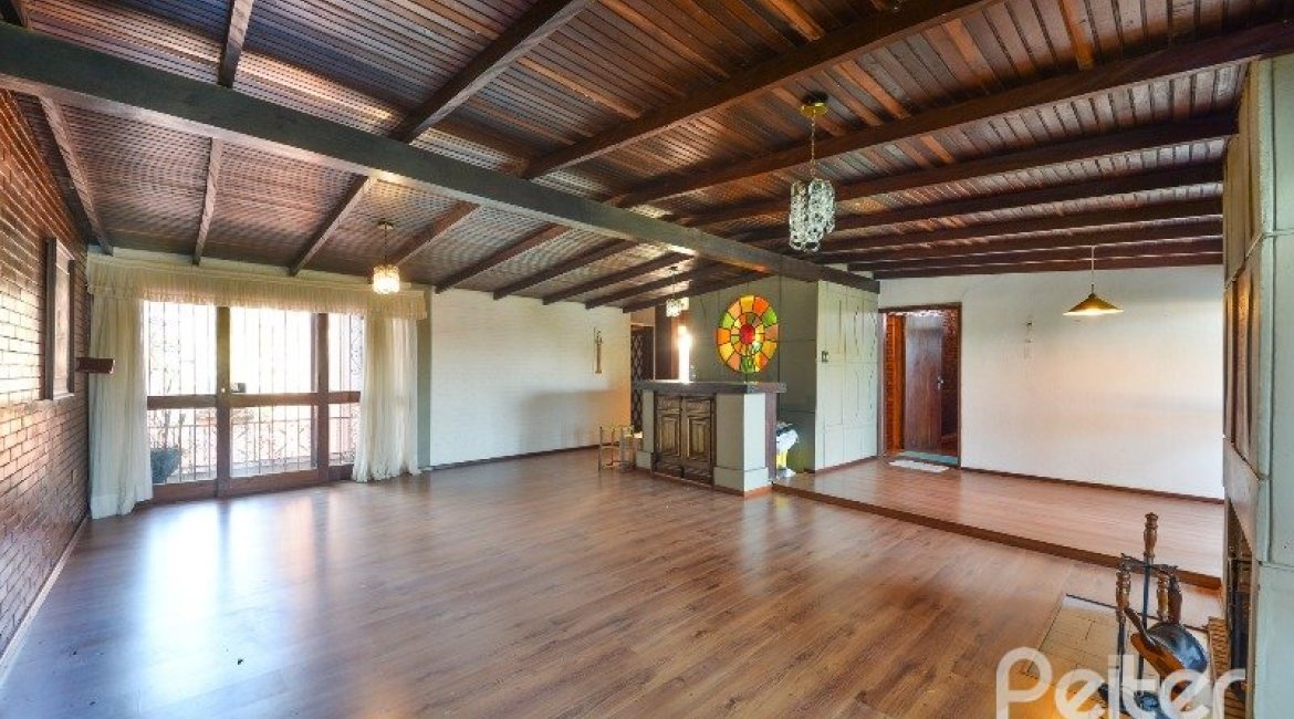 Casa à venda com 470m², 3 dormitórios, 1 suíte, 8 vagas, no bairro Vila Assunção em Porto Alegre