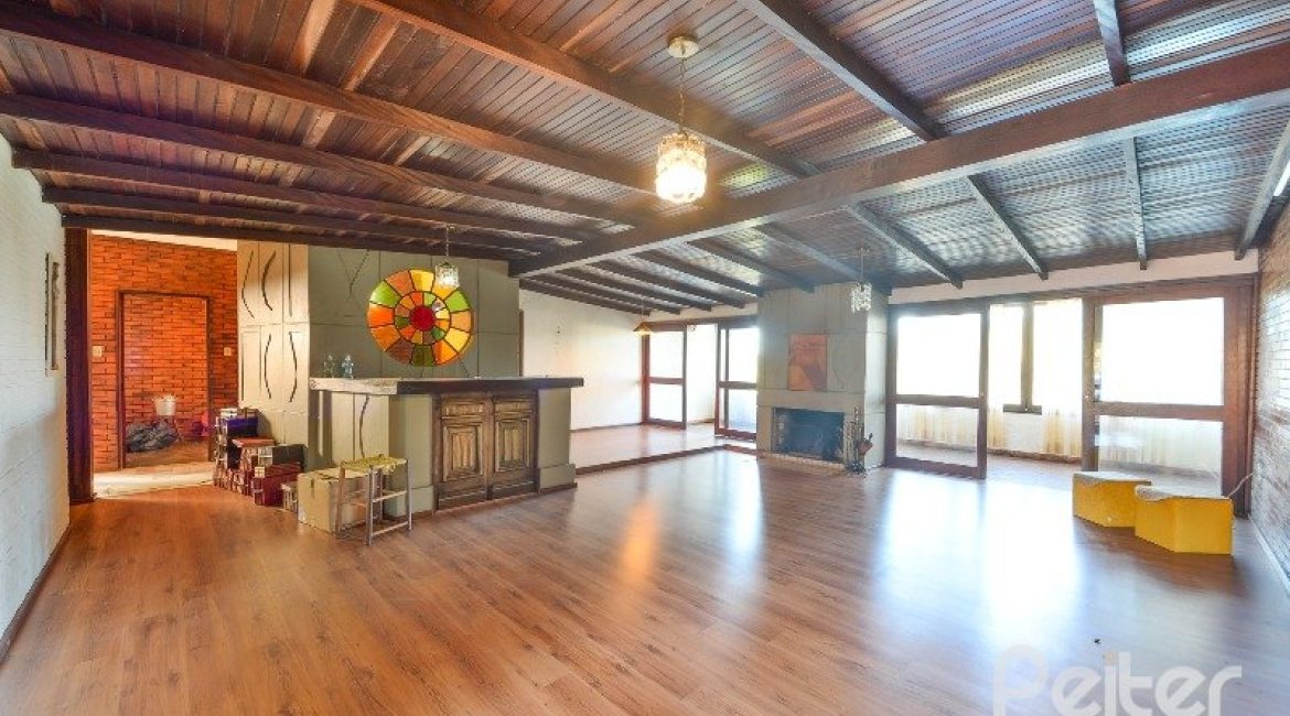 Casa à venda com 470m², 3 dormitórios, 1 suíte, 8 vagas, no bairro Vila Assunção em Porto Alegre