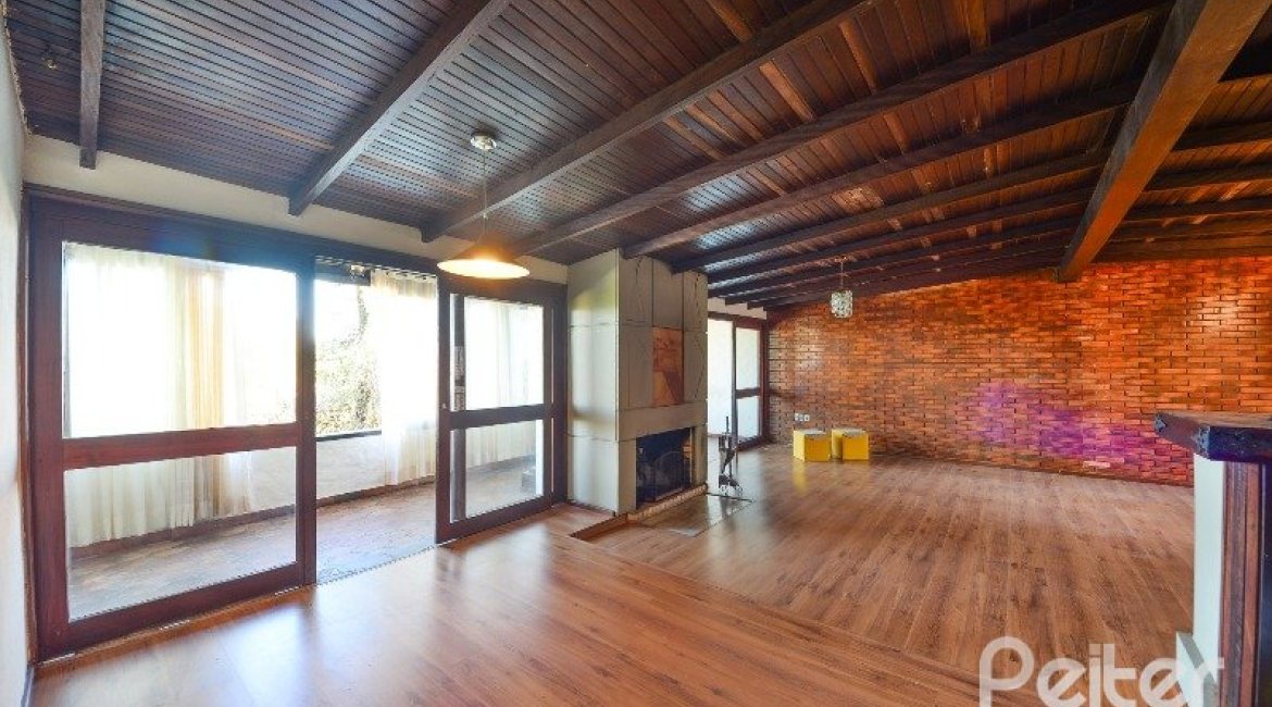 Casa à venda com 470m², 3 dormitórios, 1 suíte, 8 vagas, no bairro Vila Assunção em Porto Alegre