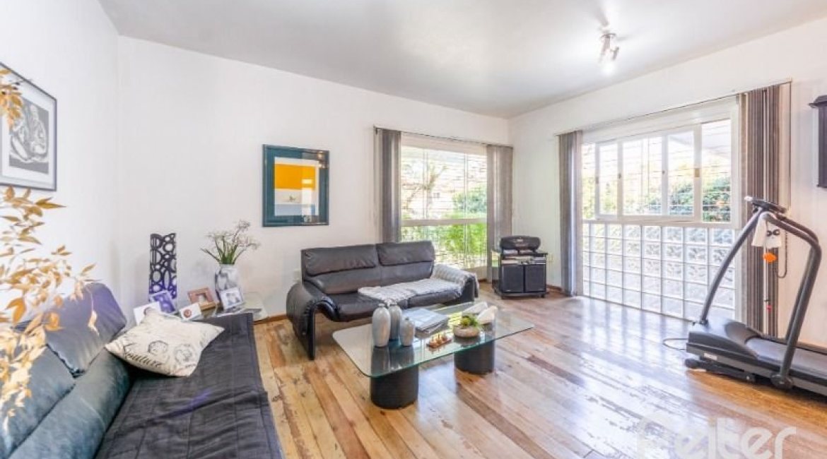 Casa à venda com 266m², 3 dormitórios, 1 suíte, 4 vagas, no bairro Jardim Isabel em Porto Alegre