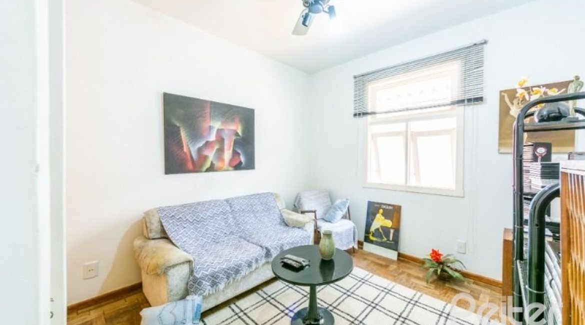 Casa à venda com 266m², 3 dormitórios, 1 suíte, 4 vagas, no bairro Jardim Isabel em Porto Alegre