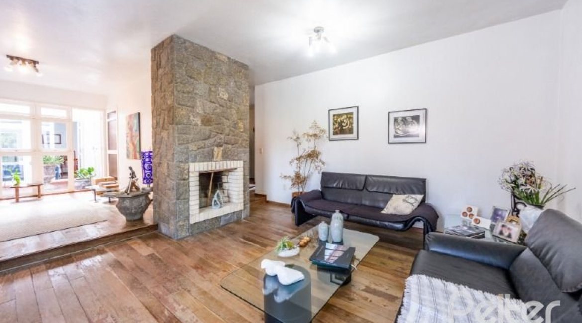 Casa à venda com 266m², 3 dormitórios, 1 suíte, 4 vagas, no bairro Jardim Isabel em Porto Alegre