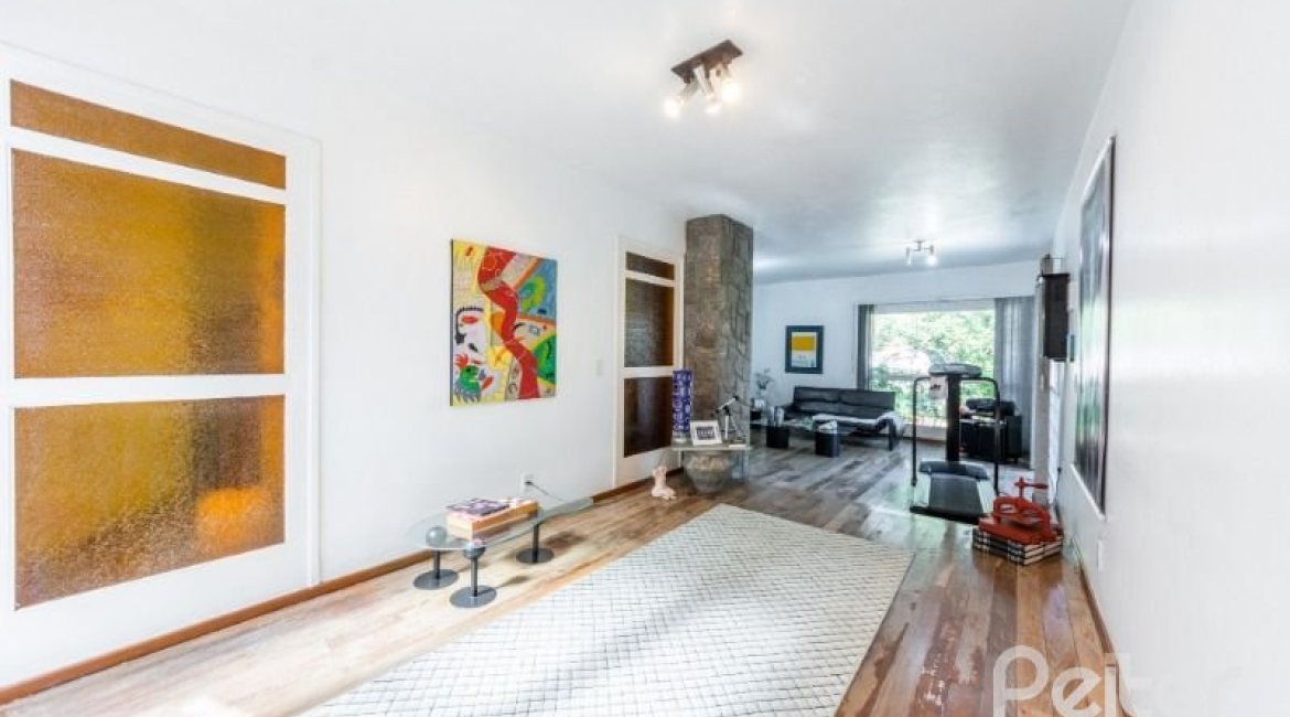 Casa à venda com 266m², 3 dormitórios, 1 suíte, 4 vagas, no bairro Jardim Isabel em Porto Alegre