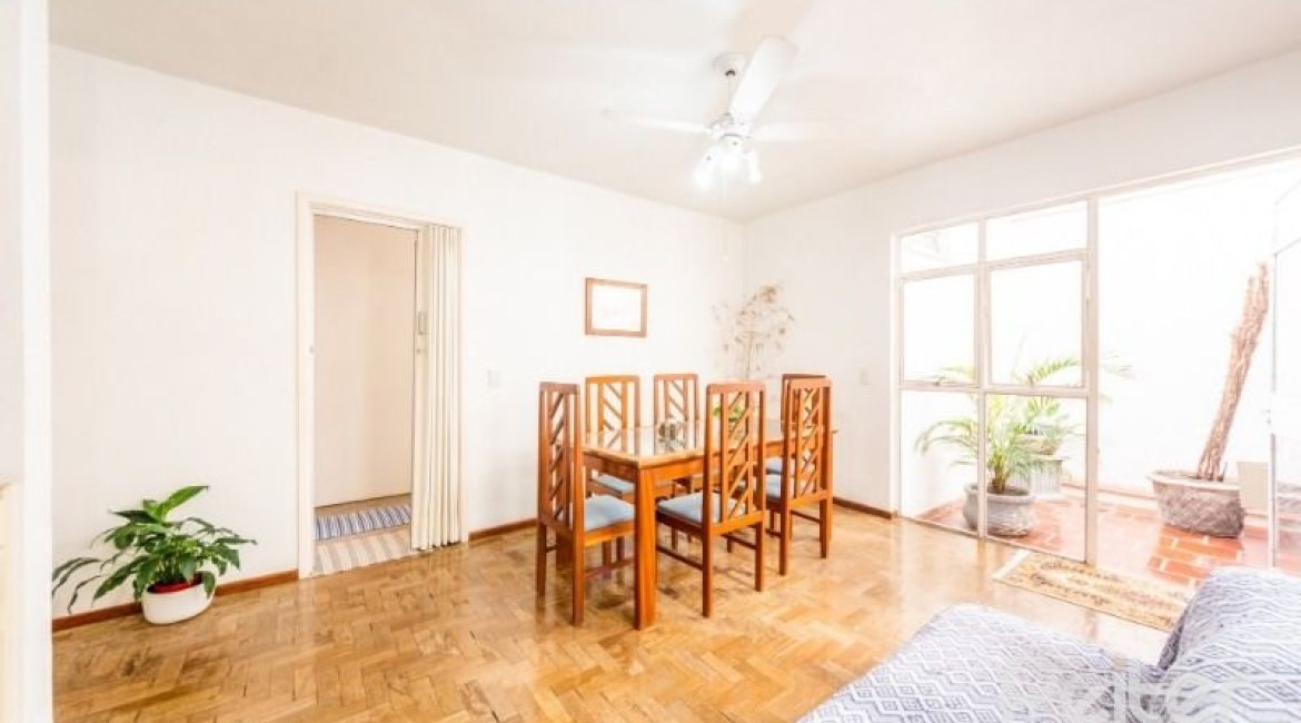 Casa à venda com 266m², 3 dormitórios, 1 suíte, 4 vagas, no bairro Jardim Isabel em Porto Alegre