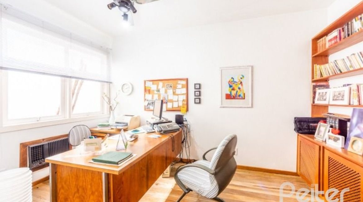 Casa à venda com 266m², 3 dormitórios, 1 suíte, 4 vagas, no bairro Jardim Isabel em Porto Alegre