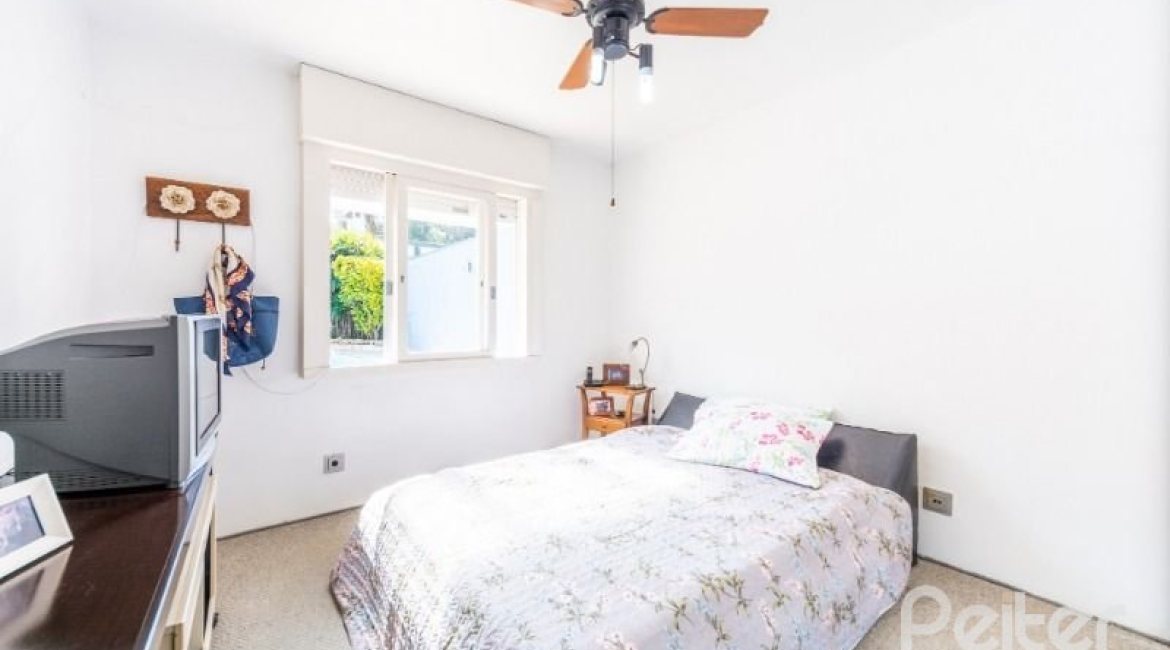 Casa à venda com 266m², 3 dormitórios, 1 suíte, 4 vagas, no bairro Jardim Isabel em Porto Alegre