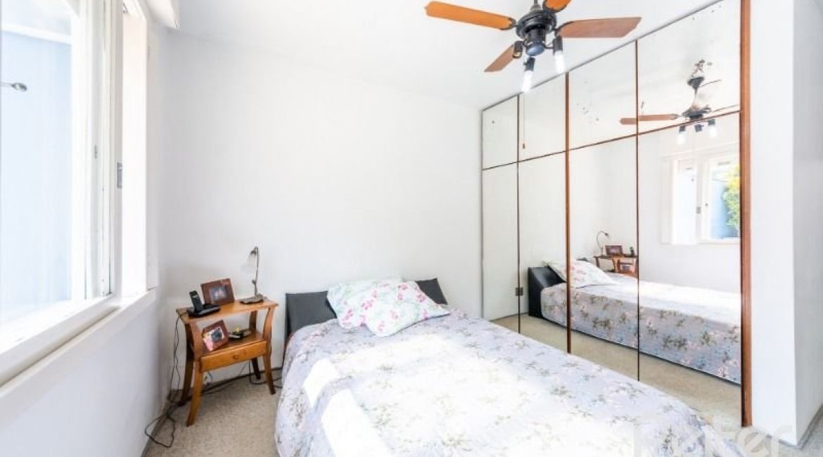 Casa à venda com 266m², 3 dormitórios, 1 suíte, 4 vagas, no bairro Jardim Isabel em Porto Alegre