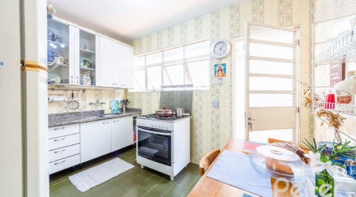 Casa à venda com 266m², 3 dormitórios, 1 suíte, 4 vagas, no bairro Jardim Isabel em Porto Alegre