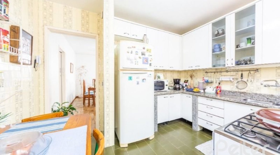 Casa à venda com 266m², 3 dormitórios, 1 suíte, 4 vagas, no bairro Jardim Isabel em Porto Alegre