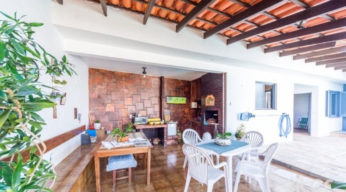 Casa à venda com 266m², 3 dormitórios, 1 suíte, 4 vagas, no bairro Jardim Isabel em Porto Alegre