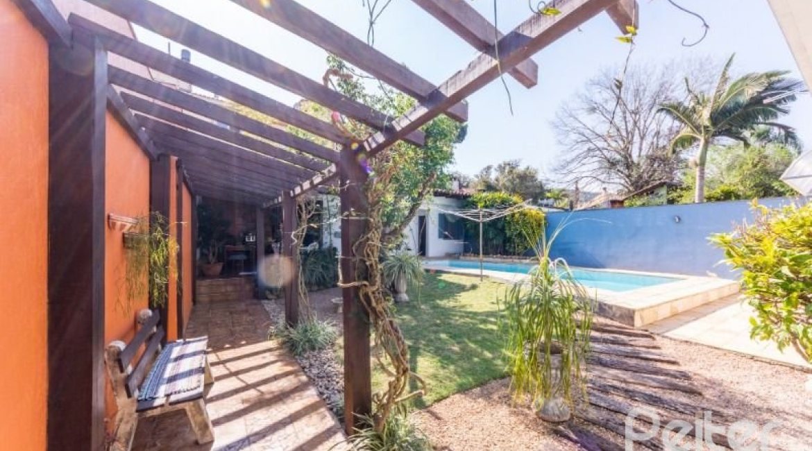 Casa à venda com 266m², 3 dormitórios, 1 suíte, 4 vagas, no bairro Jardim Isabel em Porto Alegre