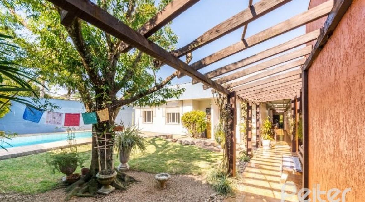 Casa à venda com 266m², 3 dormitórios, 1 suíte, 4 vagas, no bairro Jardim Isabel em Porto Alegre