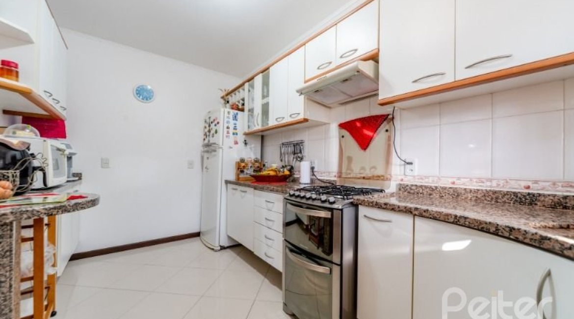 Casa em Condomínio à venda com 168m², 3 dormitórios, 1 suíte, 3 vagas, no bairro Tristeza em Porto Alegre