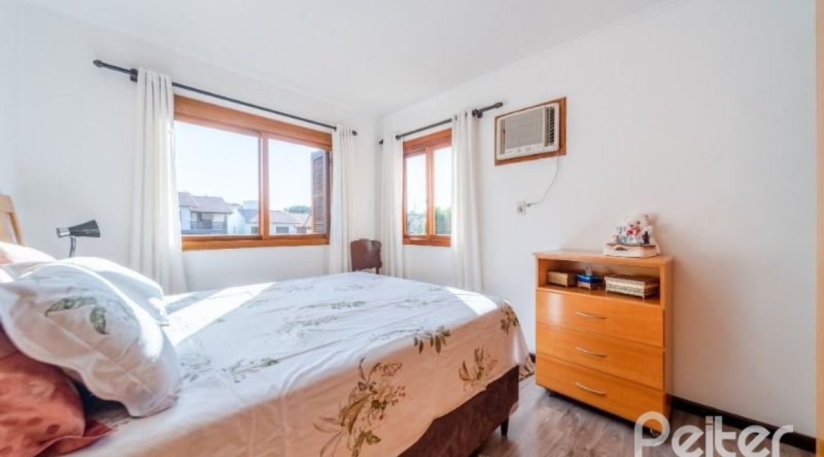 Casa em Condomínio à venda com 168m², 3 dormitórios, 1 suíte, 3 vagas, no bairro Tristeza em Porto Alegre