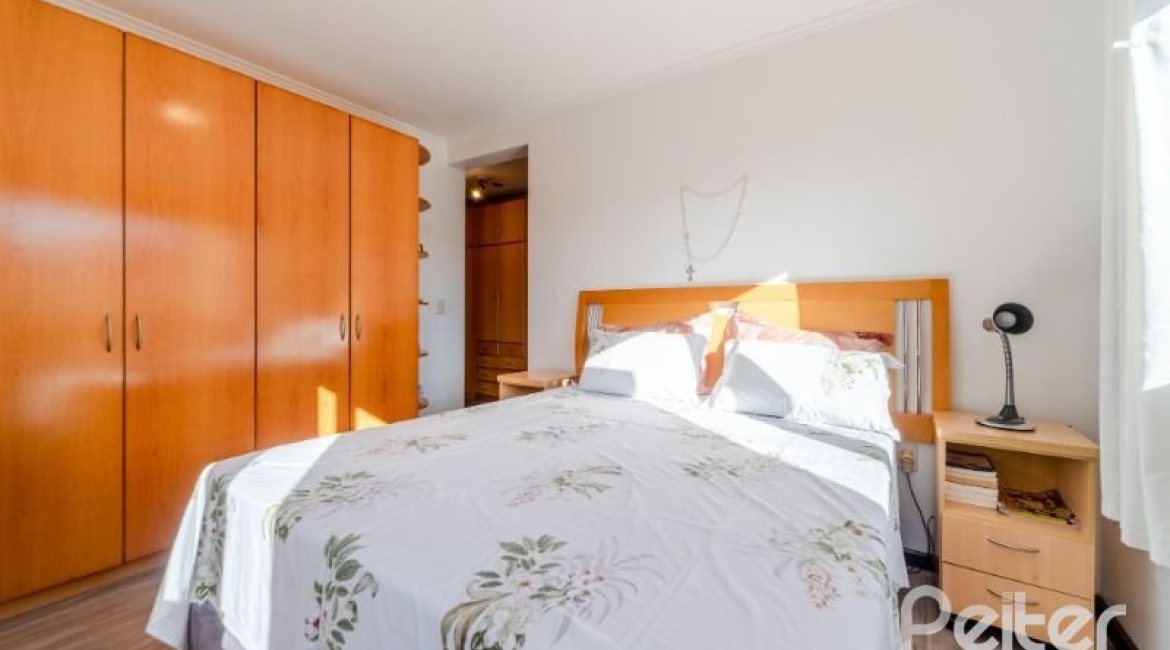 Casa em Condomínio à venda com 168m², 3 dormitórios, 1 suíte, 3 vagas, no bairro Tristeza em Porto Alegre