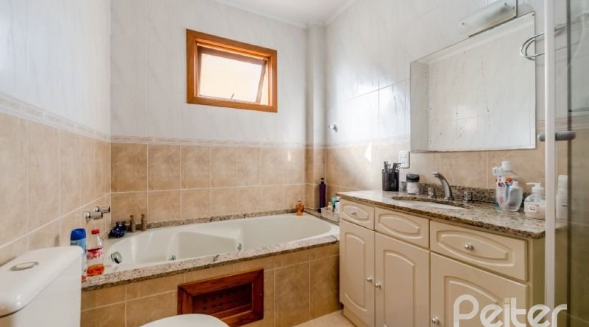 Casa em Condomínio à venda com 168m², 3 dormitórios, 1 suíte, 3 vagas, no bairro Tristeza em Porto Alegre