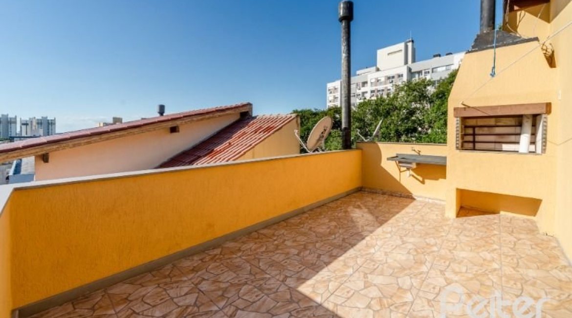 Casa em Condomínio à venda com 168m², 3 dormitórios, 1 suíte, 3 vagas, no bairro Tristeza em Porto Alegre