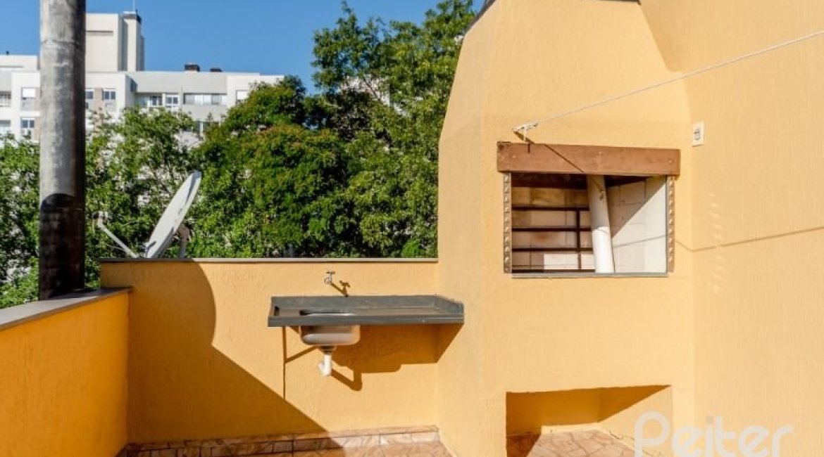 Casa em Condomínio à venda com 168m², 3 dormitórios, 1 suíte, 3 vagas, no bairro Tristeza em Porto Alegre