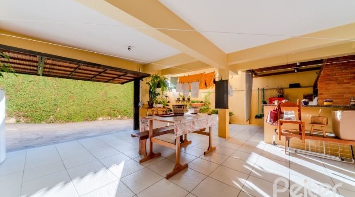 Casa em Condomínio à venda com 168m², 3 dormitórios, 1 suíte, 3 vagas, no bairro Tristeza em Porto Alegre