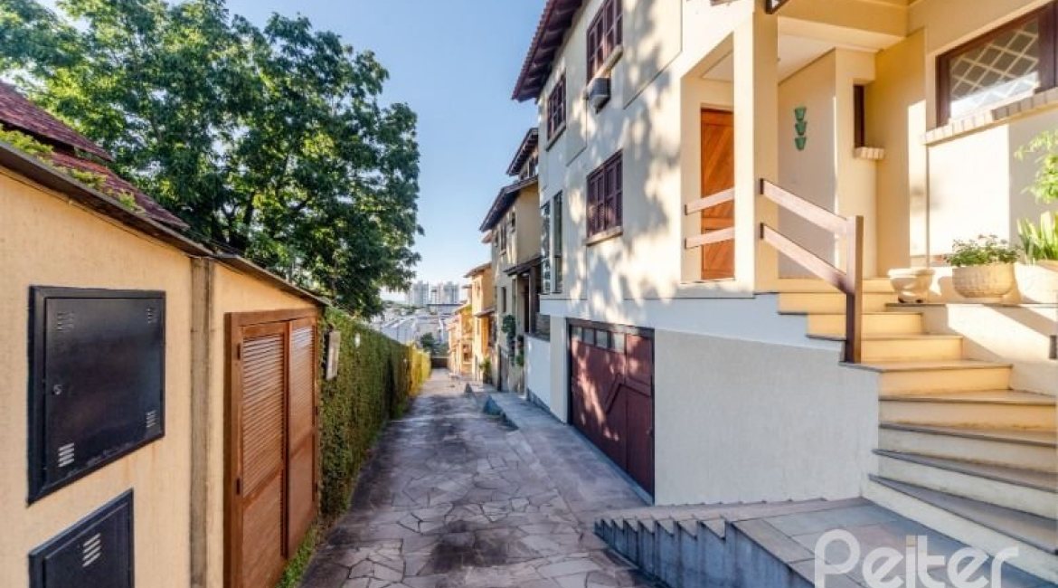 Casa em Condomínio à venda com 168m², 3 dormitórios, 1 suíte, 3 vagas, no bairro Tristeza em Porto Alegre