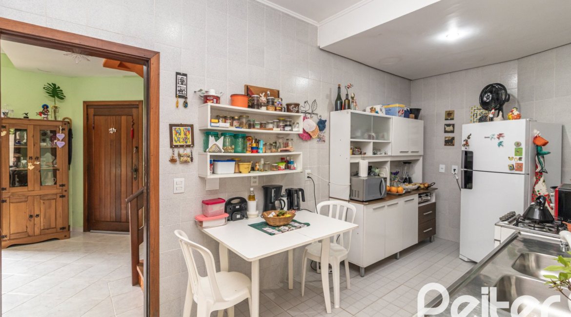 Casa à venda com 124m², 3 dormitórios, 1 suíte, 2 vagas, no bairro Jardim Isabel em Porto Alegre