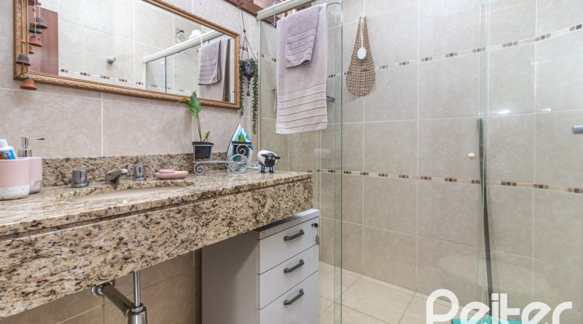 Casa à venda com 124m², 3 dormitórios, 1 suíte, 2 vagas, no bairro Jardim Isabel em Porto Alegre