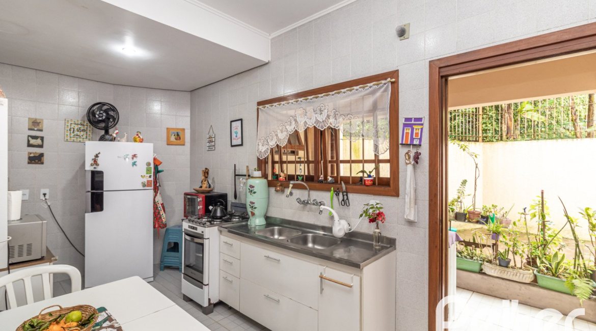 Casa à venda com 124m², 3 dormitórios, 1 suíte, 2 vagas, no bairro Jardim Isabel em Porto Alegre