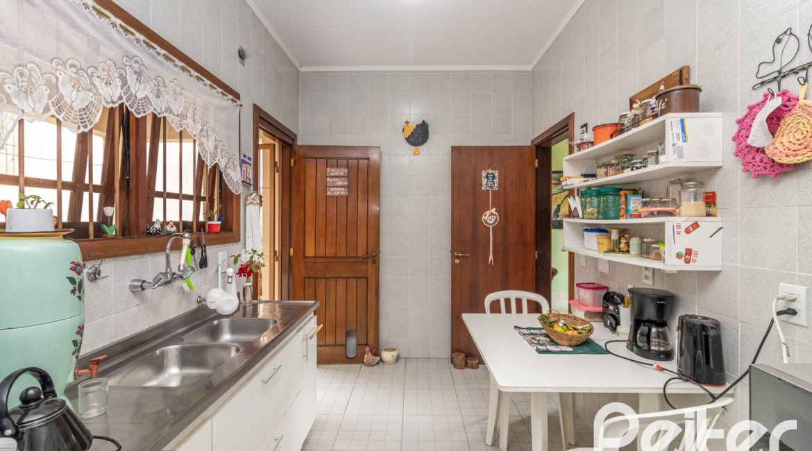 Casa à venda com 124m², 3 dormitórios, 1 suíte, 2 vagas, no bairro Jardim Isabel em Porto Alegre