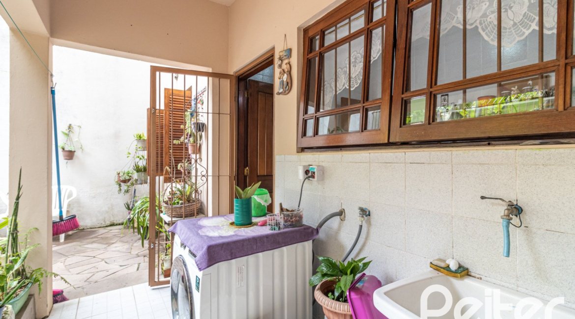 Casa à venda com 124m², 3 dormitórios, 1 suíte, 2 vagas, no bairro Jardim Isabel em Porto Alegre