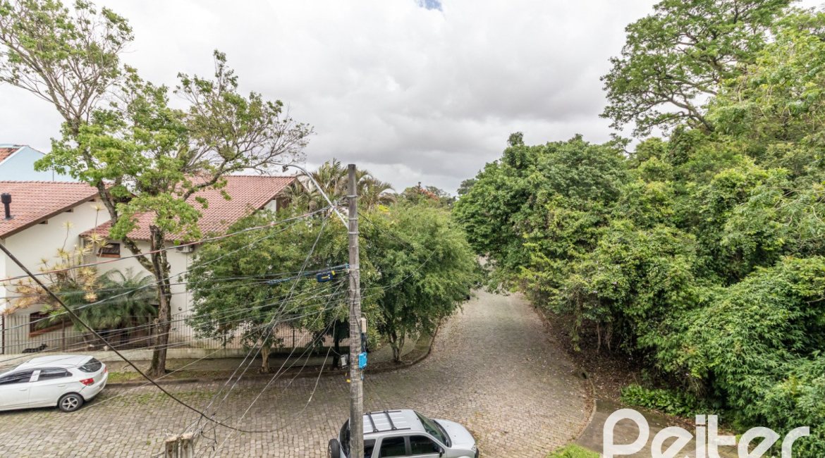 Casa à venda com 124m², 3 dormitórios, 1 suíte, 2 vagas, no bairro Jardim Isabel em Porto Alegre