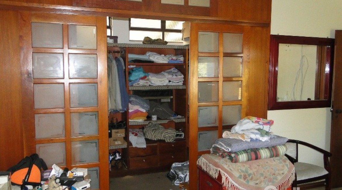 Casa à venda com 242m², 4 dormitórios, 1 suíte, 3 vagas, no bairro Tristeza em Porto Alegre