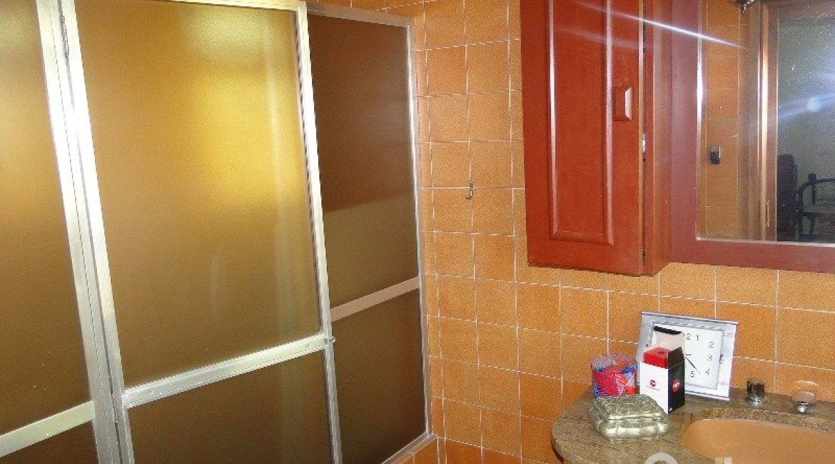 Casa à venda com 242m², 4 dormitórios, 1 suíte, 3 vagas, no bairro Tristeza em Porto Alegre