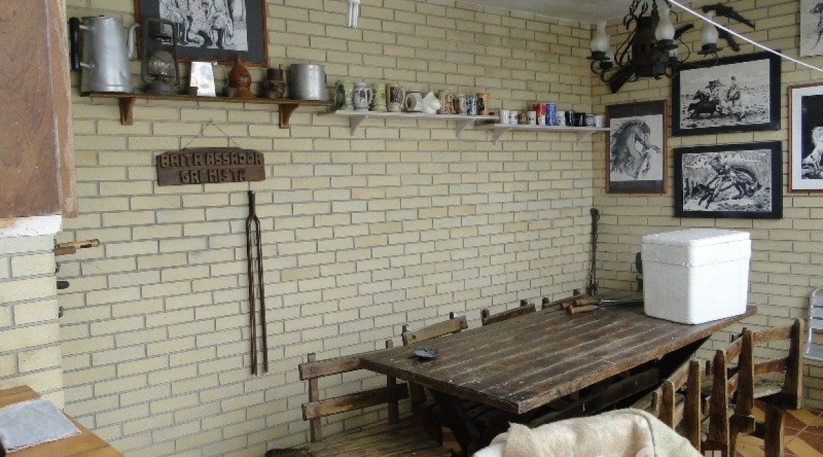 Casa à venda com 242m², 4 dormitórios, 1 suíte, 3 vagas, no bairro Tristeza em Porto Alegre