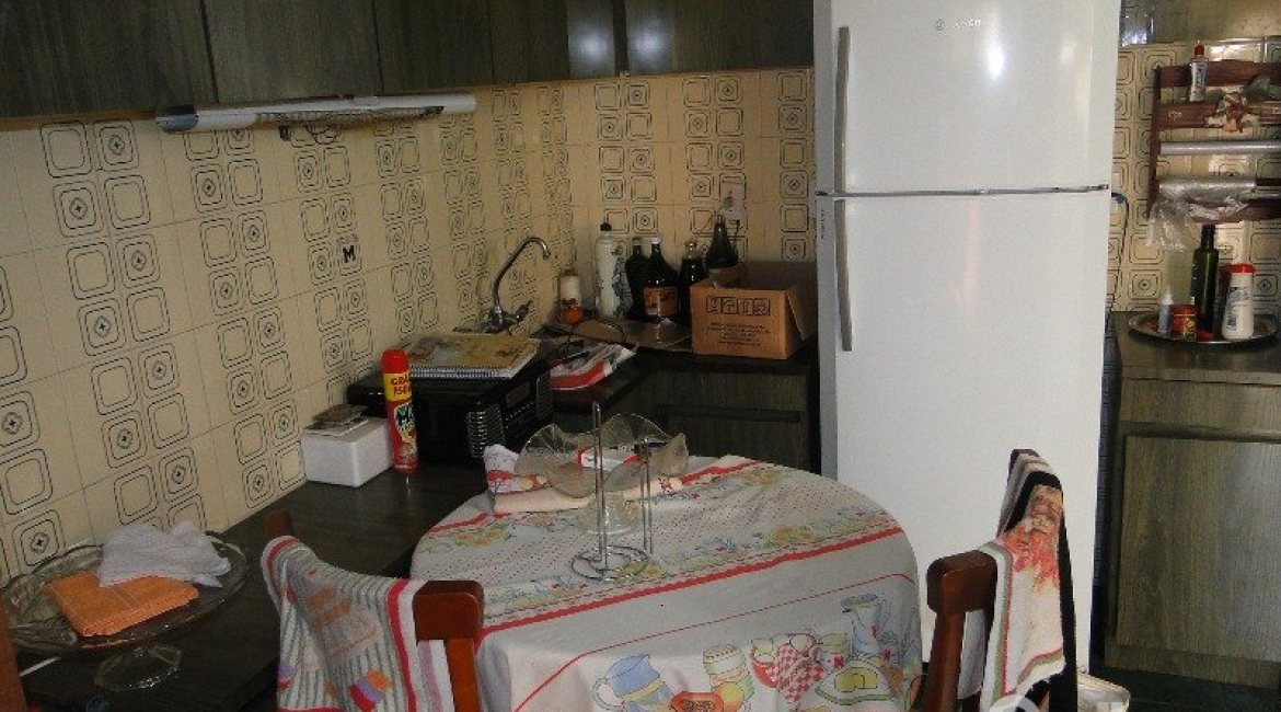 Casa à venda com 242m², 4 dormitórios, 1 suíte, 3 vagas, no bairro Tristeza em Porto Alegre