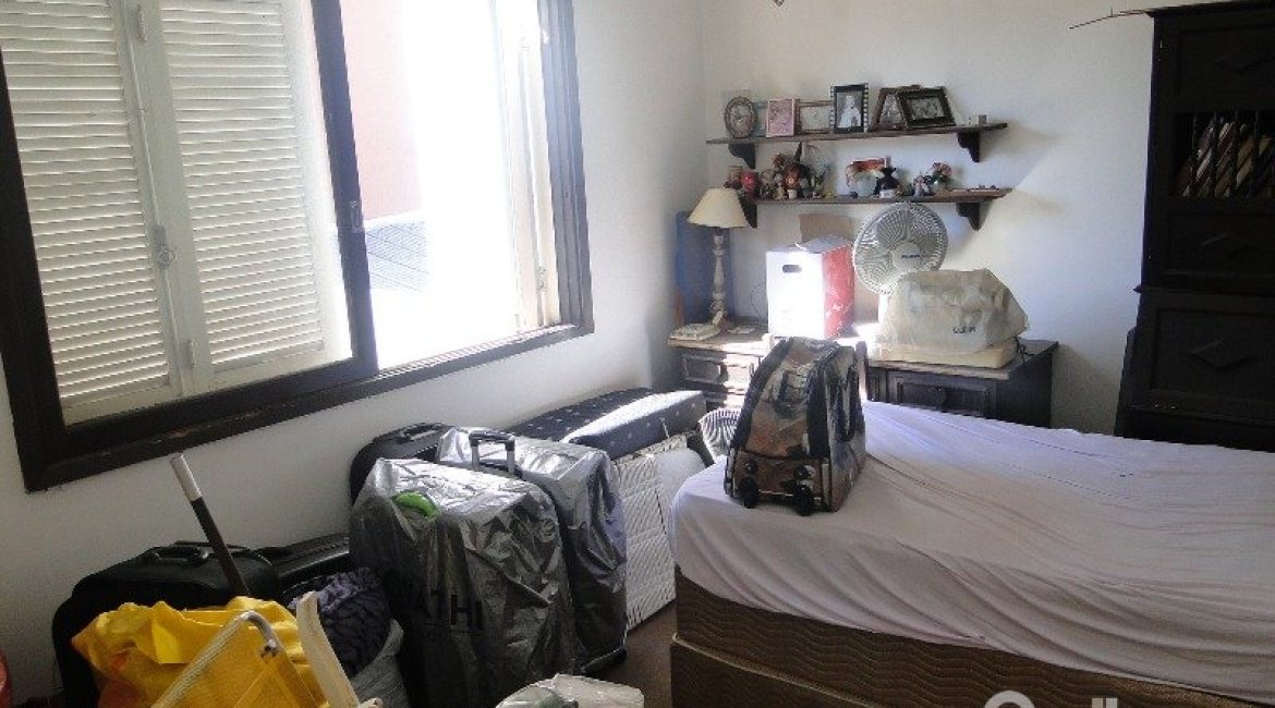 Casa à venda com 242m², 4 dormitórios, 1 suíte, 3 vagas, no bairro Tristeza em Porto Alegre