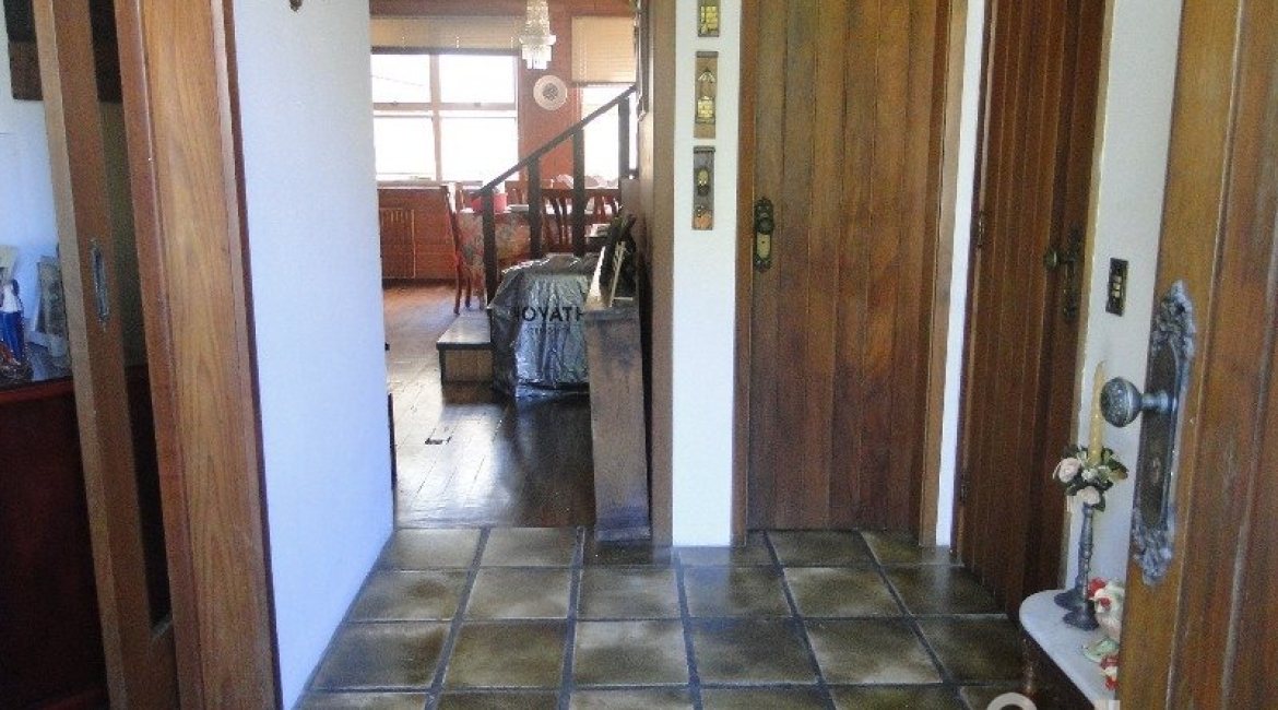 Casa à venda com 242m², 4 dormitórios, 1 suíte, 3 vagas, no bairro Tristeza em Porto Alegre