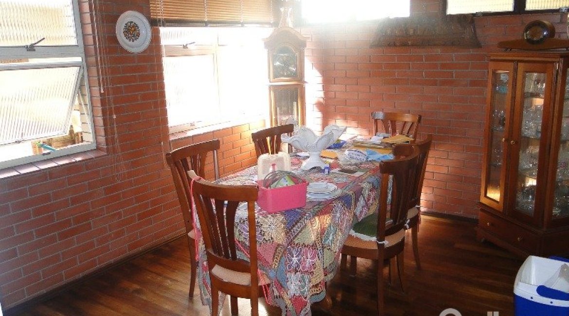 Casa à venda com 242m², 4 dormitórios, 1 suíte, 3 vagas, no bairro Tristeza em Porto Alegre