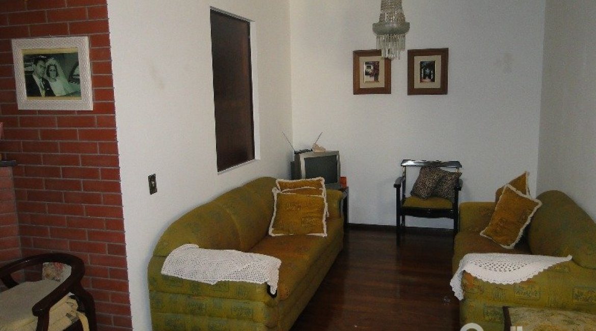 Casa à venda com 242m², 4 dormitórios, 1 suíte, 3 vagas, no bairro Tristeza em Porto Alegre