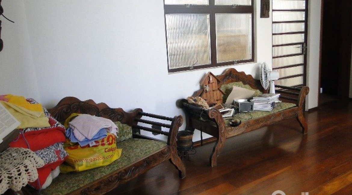 Casa à venda com 242m², 4 dormitórios, 1 suíte, 3 vagas, no bairro Tristeza em Porto Alegre