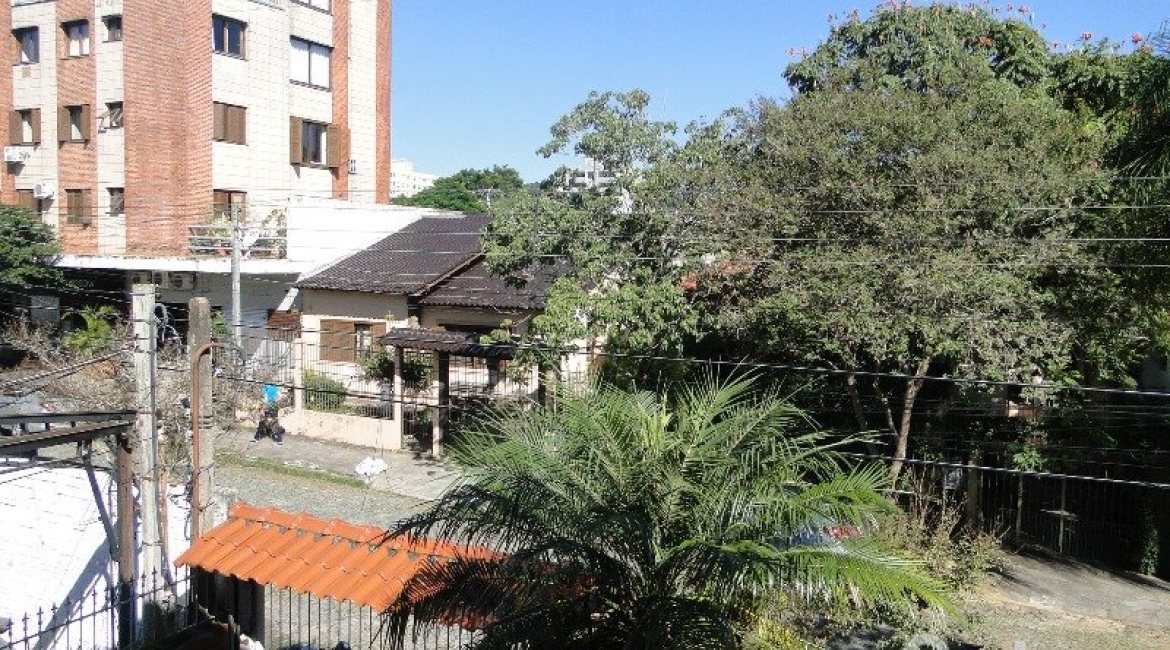 Casa à venda com 242m², 4 dormitórios, 1 suíte, 3 vagas, no bairro Tristeza em Porto Alegre