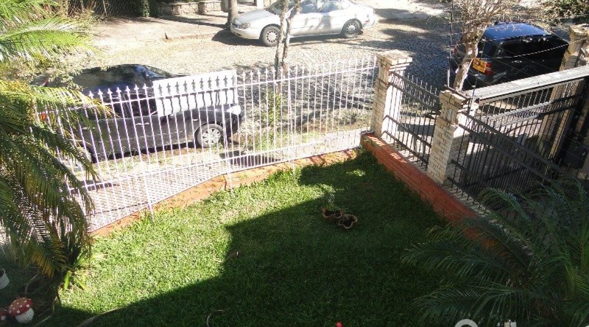 Casa à venda com 242m², 4 dormitórios, 1 suíte, 3 vagas, no bairro Tristeza em Porto Alegre