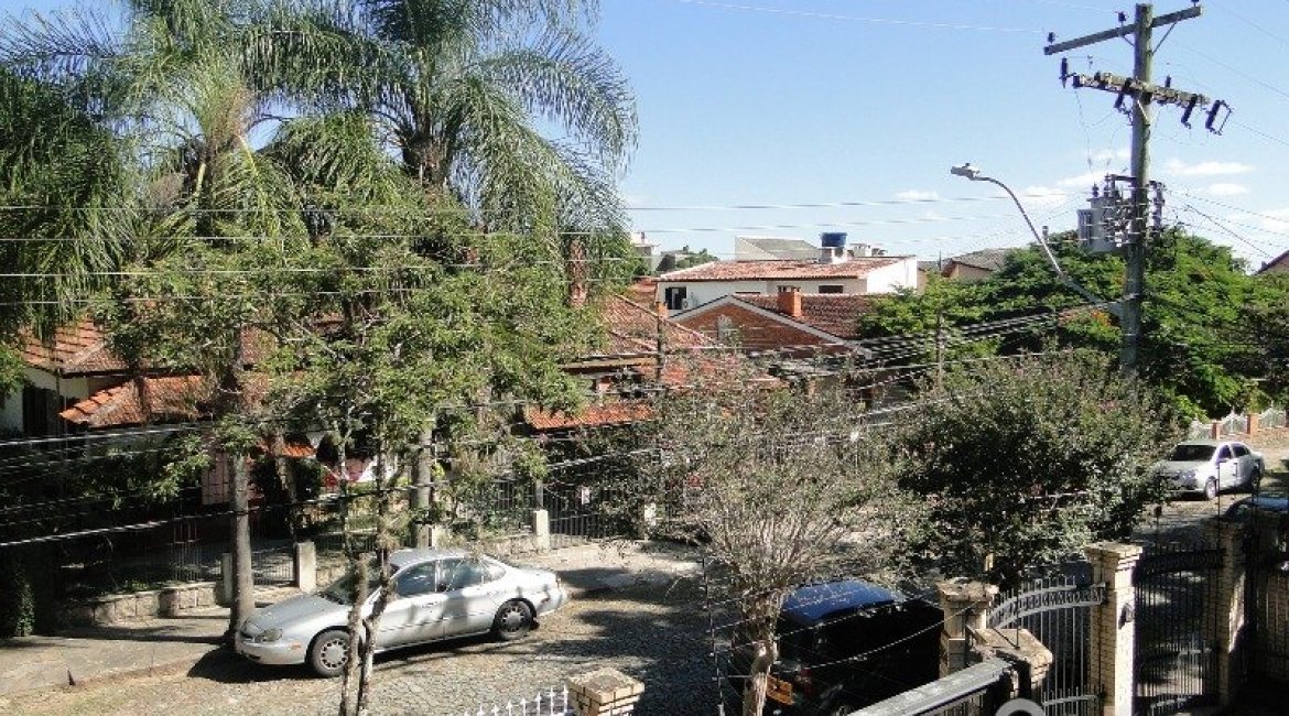 Casa à venda com 242m², 4 dormitórios, 1 suíte, 3 vagas, no bairro Tristeza em Porto Alegre