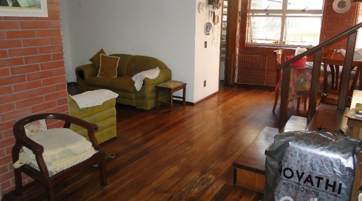 Casa à venda com 242m², 4 dormitórios, 1 suíte, 3 vagas, no bairro Tristeza em Porto Alegre