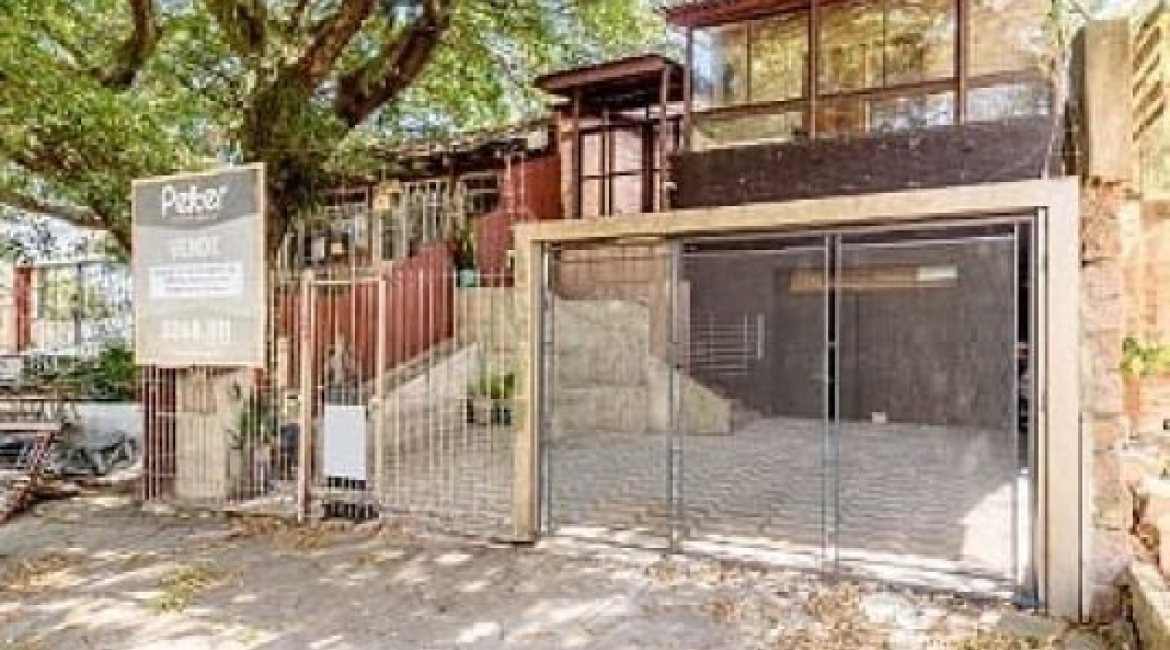 Casa à venda com 267m², 4 dormitórios, 3 vagas, no bairro Cristal em Porto Alegre