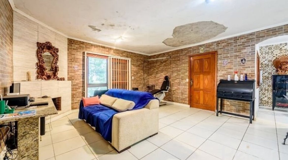 Casa à venda com 267m², 4 dormitórios, 3 vagas, no bairro Cristal em Porto Alegre