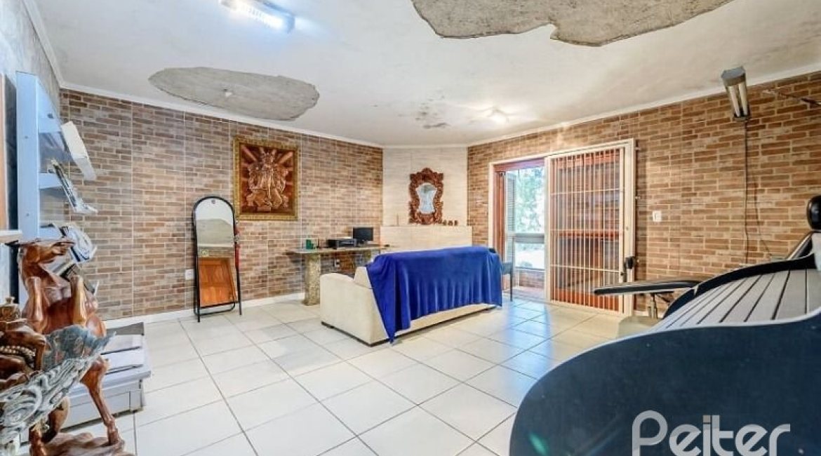 Casa à venda com 267m², 4 dormitórios, 3 vagas, no bairro Cristal em Porto Alegre
