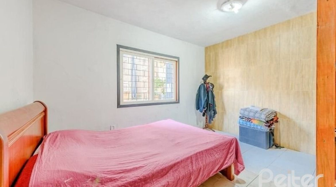 Casa à venda com 267m², 4 dormitórios, 3 vagas, no bairro Cristal em Porto Alegre
