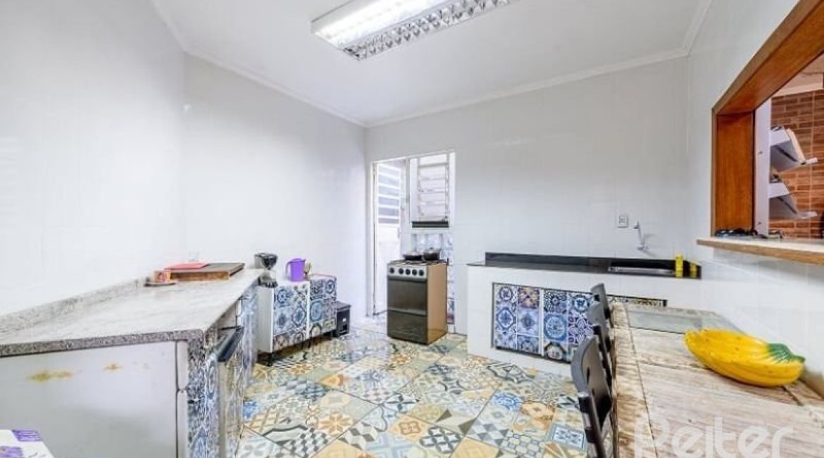Casa à venda com 267m², 4 dormitórios, 3 vagas, no bairro Cristal em Porto Alegre