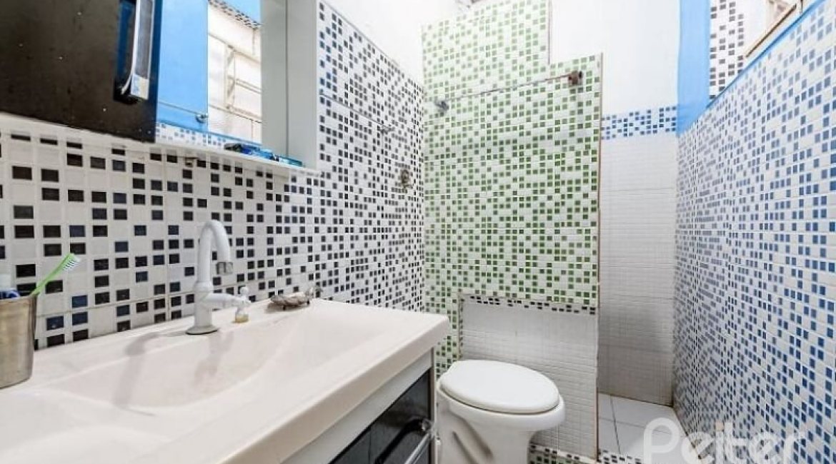 Casa à venda com 267m², 4 dormitórios, 3 vagas, no bairro Cristal em Porto Alegre