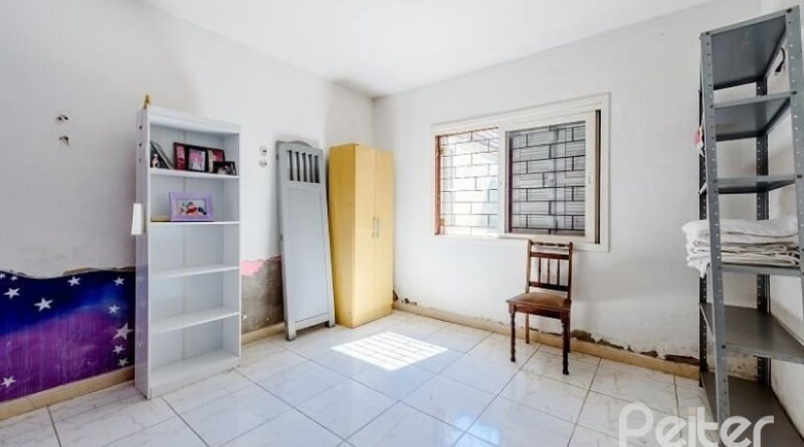 Casa à venda com 267m², 4 dormitórios, 3 vagas, no bairro Cristal em Porto Alegre